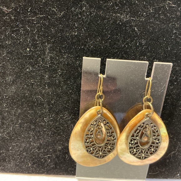 Brasstone Hardware on Gold Mother of Pearl Shell Drop - Picture 2 of 7